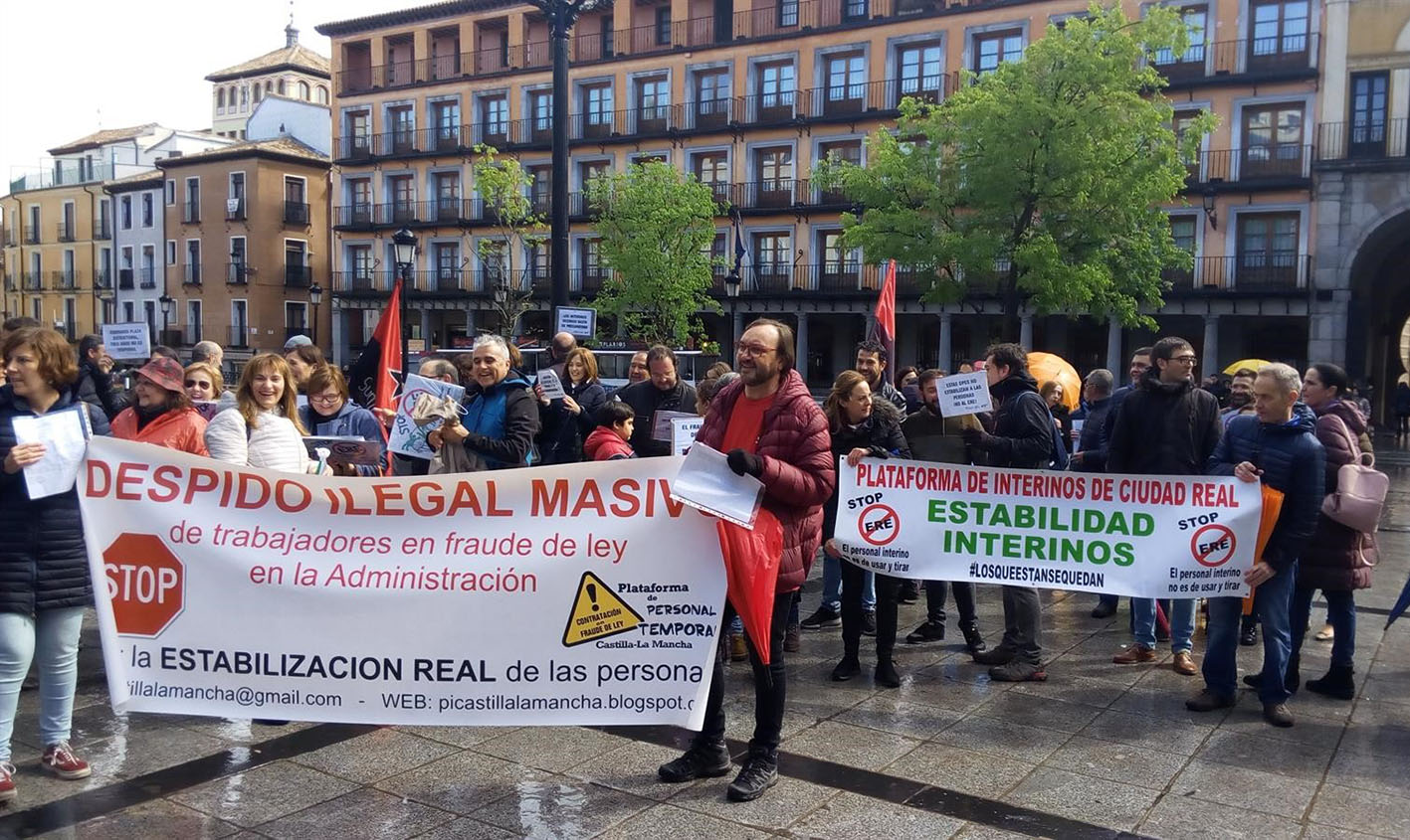 Decenas de personas se han concentrado hoy en Toledo para pedir la regularización del personal público.