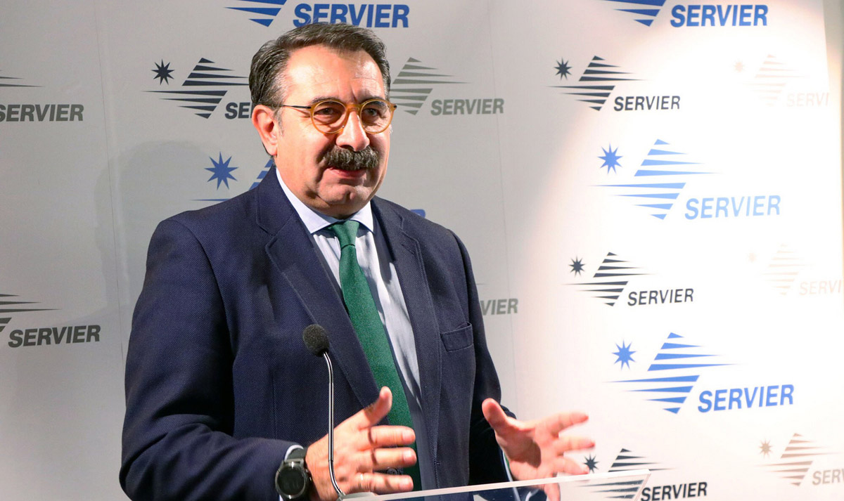 Jesús Fernández Sanz durante su visita a los laboratorios Servier.