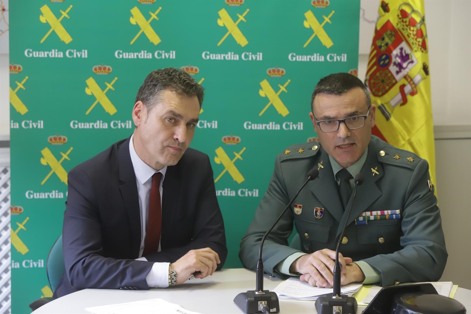 guadalajara Agentes de la Guardia Civil informando sobre la operación "Leprecon".