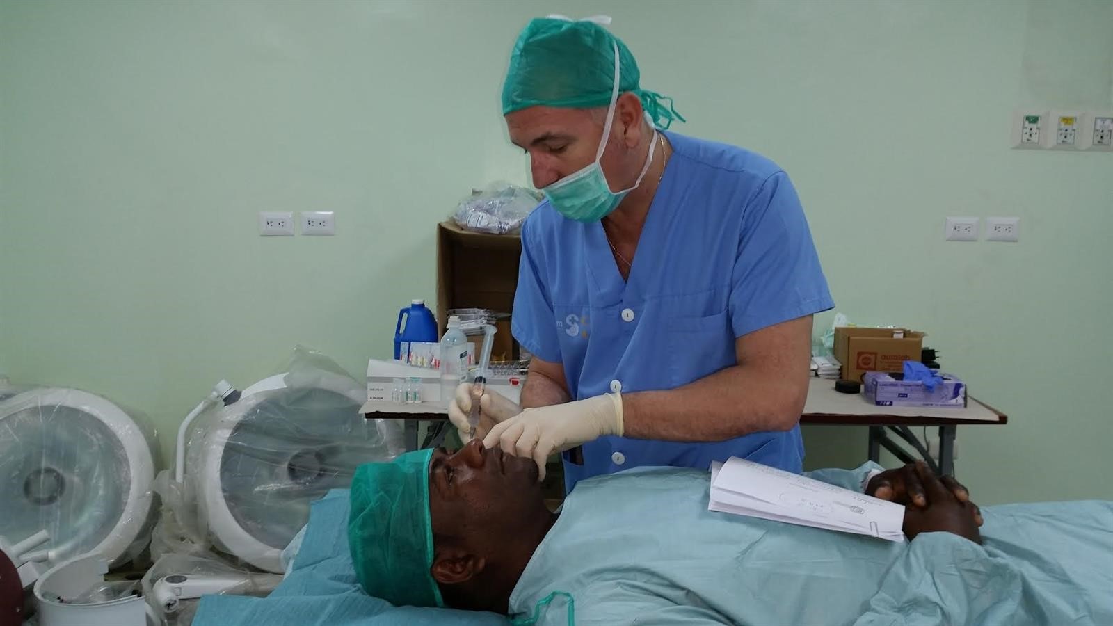 Un médico del Sescam atiende a un paciente.