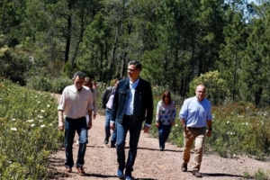 Pedro Sánchez junto a familiares y vecinos en Anchuras (Ciudad Real).