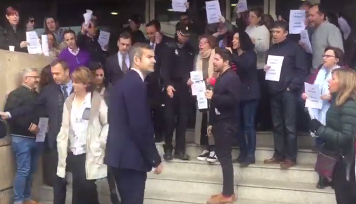 Momento en el que la ministra de Justicia, Dolores Delgado, sale de los Juzgados de Toledo y escucha los gritos de los funcionarios concentrados.