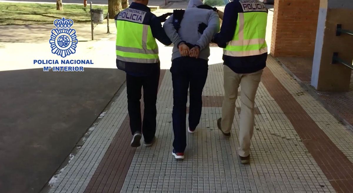 Detención de uno de los grafiteros.