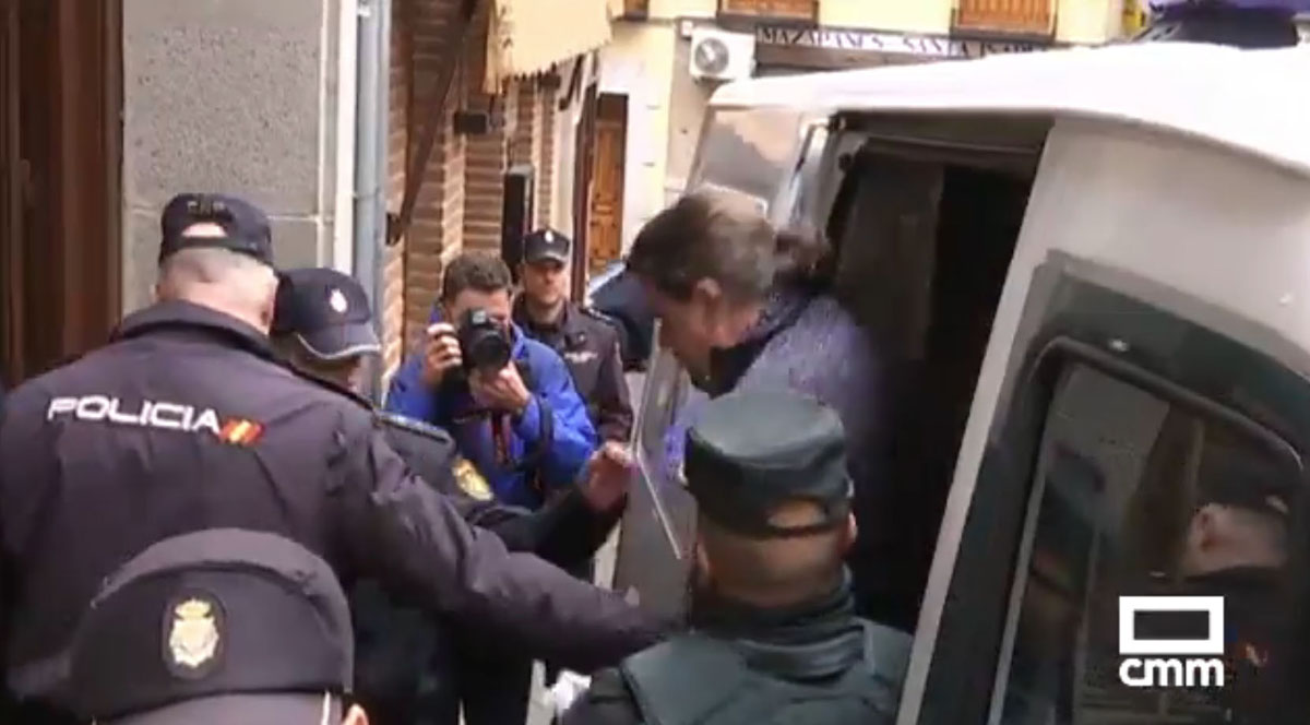 El acusado de asesinar a su mujer en Mora entrando en la Audiencia Provincial de Toledo.
