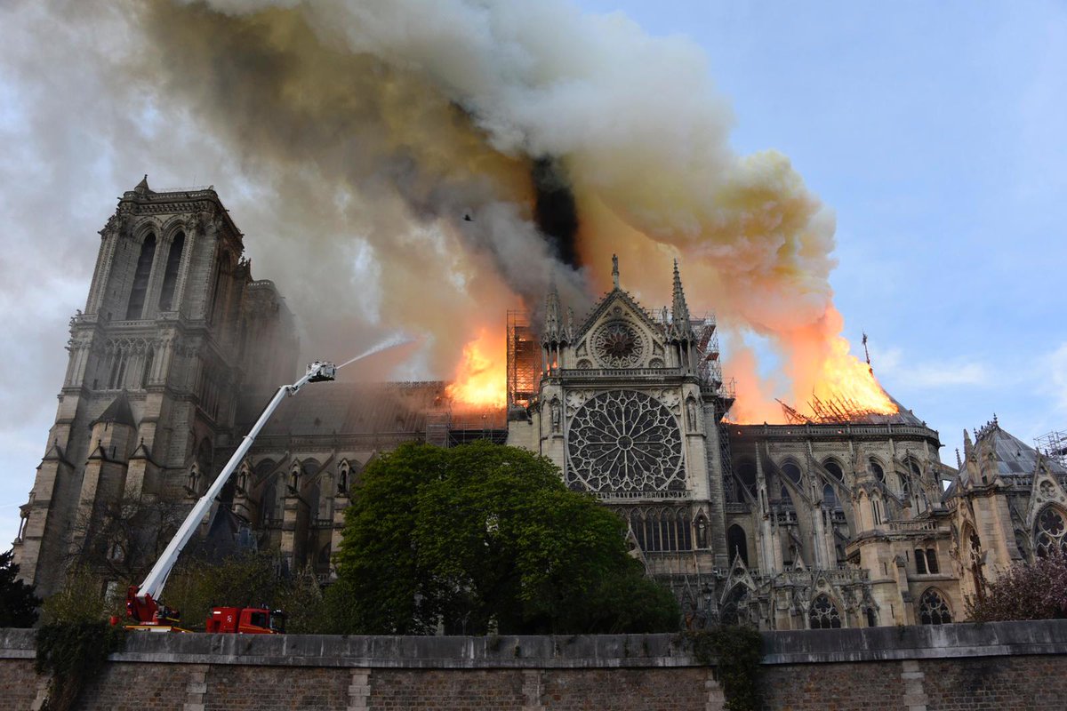 Notre Dame en llamas.