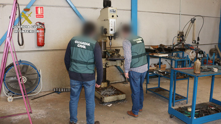 En un taller ilegal en Talavera se fabricaban, manipulaban y modificaban armas que luego una persona de El Carpio de Tajo comercializaba por toda España.