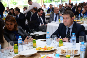 Emiliano García-Page, junto a Tita García Élez, en el "Espacio Reservado" de ENCLM.