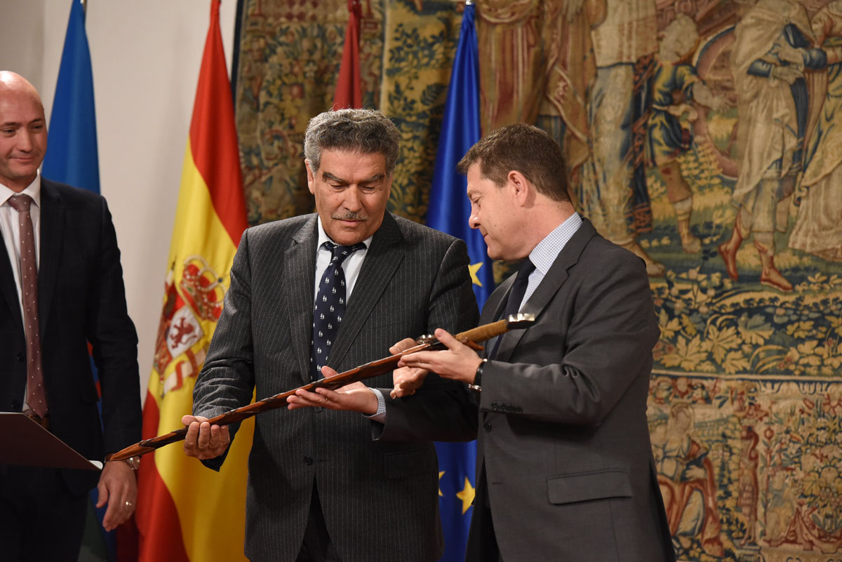 Page ha entregado la espada de Alfonso X El Sabio al vicepresidente del Consejo Regional del Pueblo Gitano.