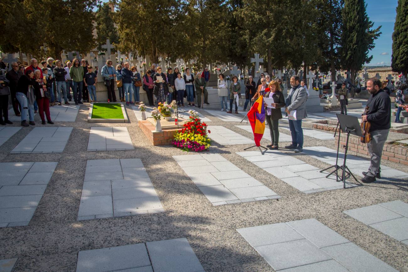 Homenaje a las personas fusiladas en el Patio 31 del cementerio de Toledo.