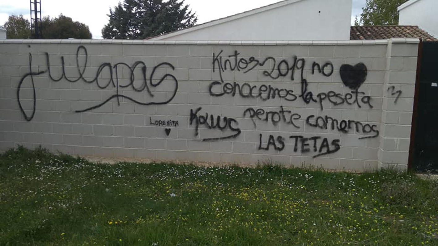 Una de las muchas pintaadas realizadas en paredes, fachadas o coches de Navamorcuende en las últimas horas.