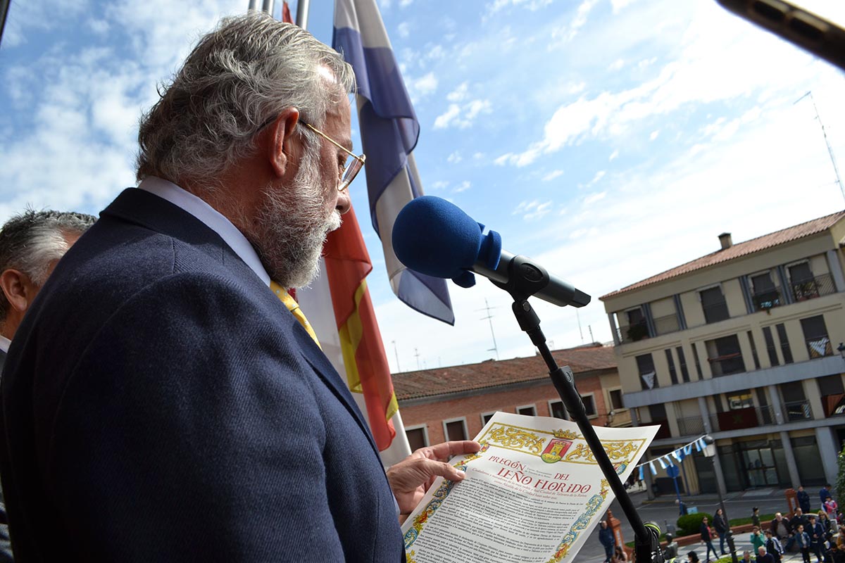 Jaime Ramos, leyendo el pregón del leño florido