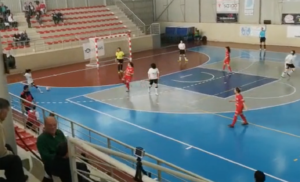 Momento en el que Sila pega un zapatazo que mandó el balón directamente a la red contraria.