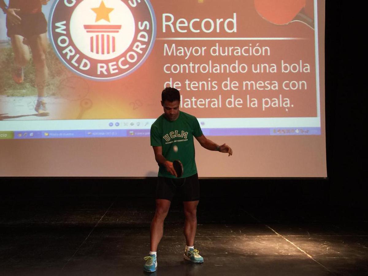 Christian López, con la prueba de la pala de tenis de mesa