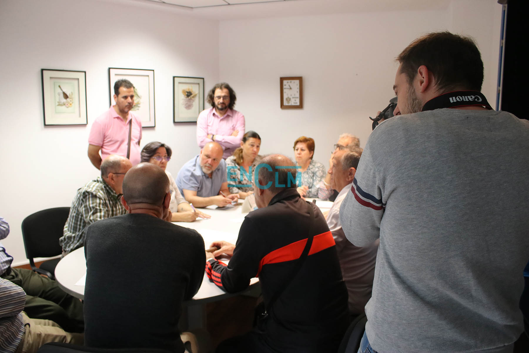 Acompañando a Txema Fernández durante su visita al centro de jubilados de Santa Bárbara