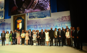 Todos los premiados, junto a Emiliano García-Page, presidente de Castilla-La Mancha, y su Gobierno.