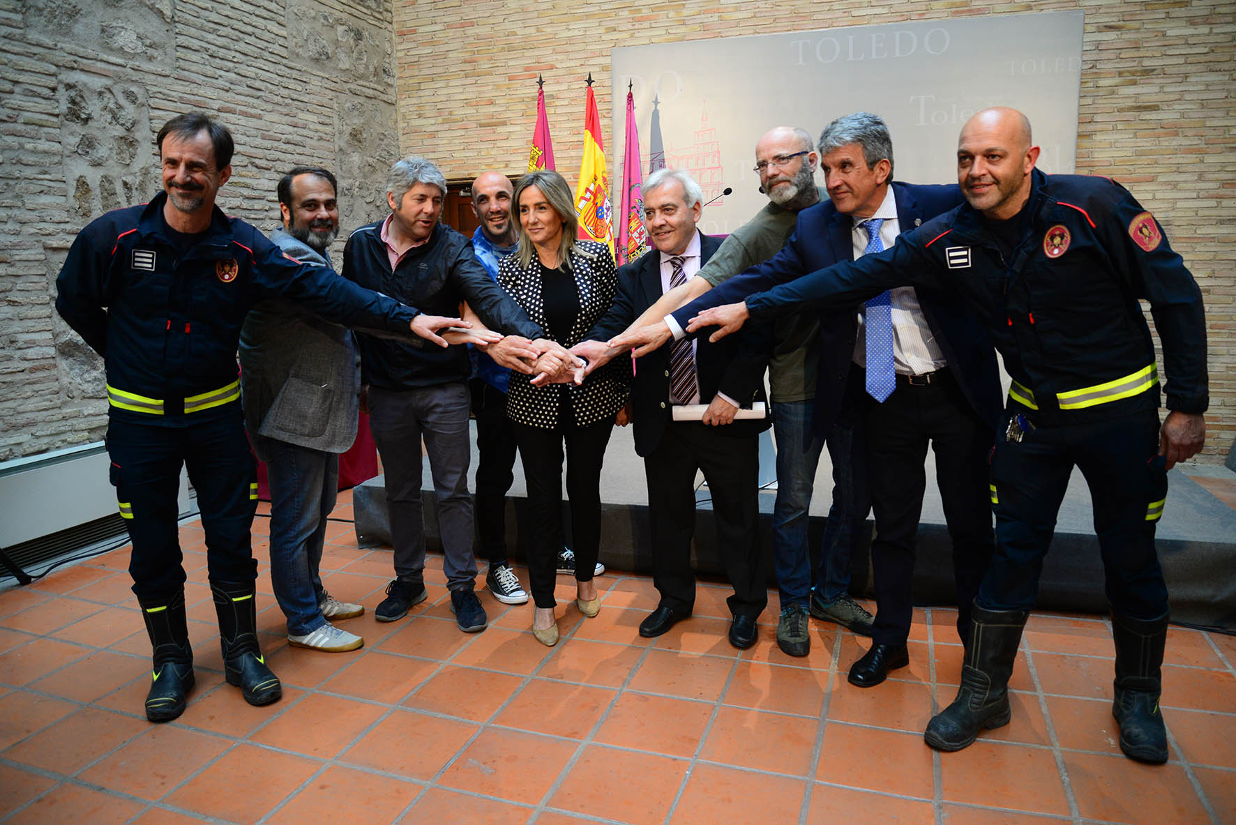 Representantes sindicales de los Bomberos de Toledo, manos unidas con la alcaldesa, Milagros Tolón, los concejales de Movilidad y Hacienda, Juanjo Pérez del Pino y José Pablo Sabrido; y con el concejal de Ganemos Javi Mateo.