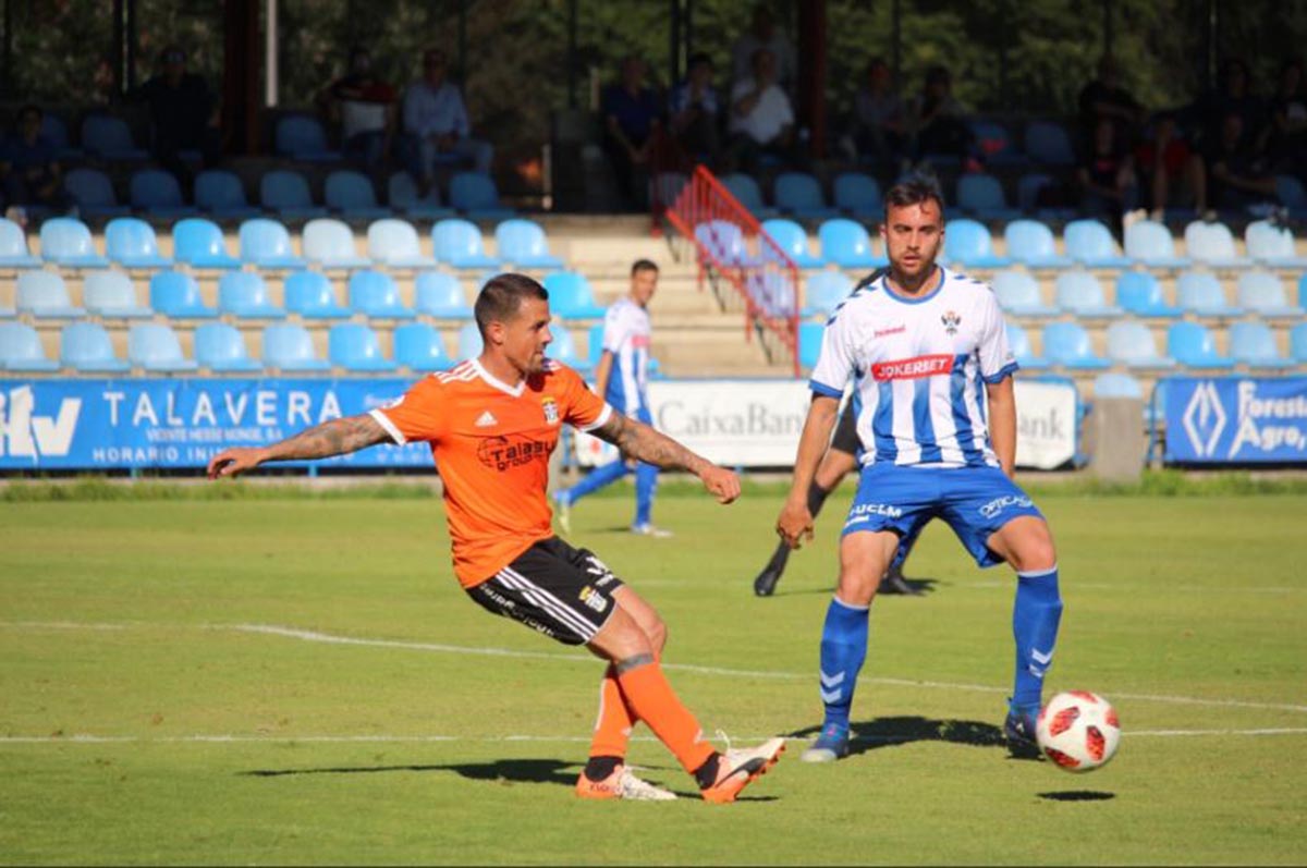 El Talavera (foto de un partido anterior) lo intentó todo en el campo del San Fernando