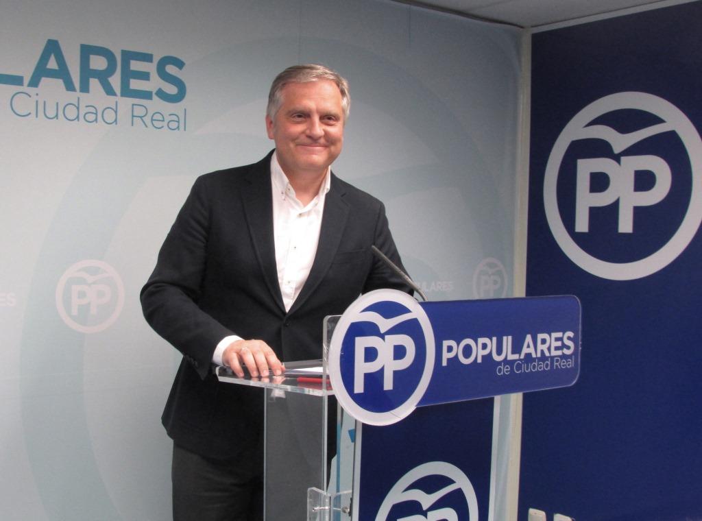 El candidato del PP, Paco Cañizares, valorando los resultados electorales.