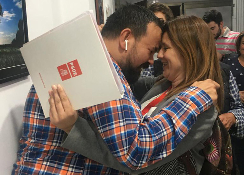 Juan Ramón Amores felicitado por su esposa, Mónica, tras ganar las elecciones en La Roda (Albacete) y ser elegido alcalde.