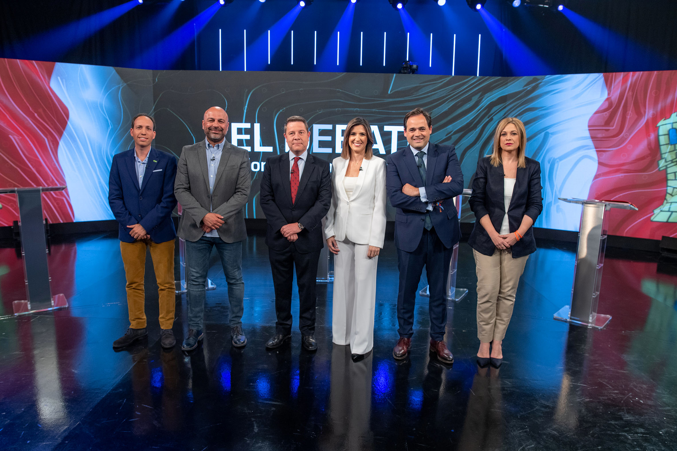 Los cinco candidatos a la Junta de Castilla-La Mancha junto con la presentadora del debate, Silvia Trigueros.