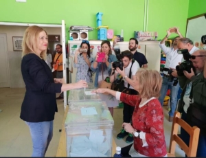 Carmen Picazo, votando