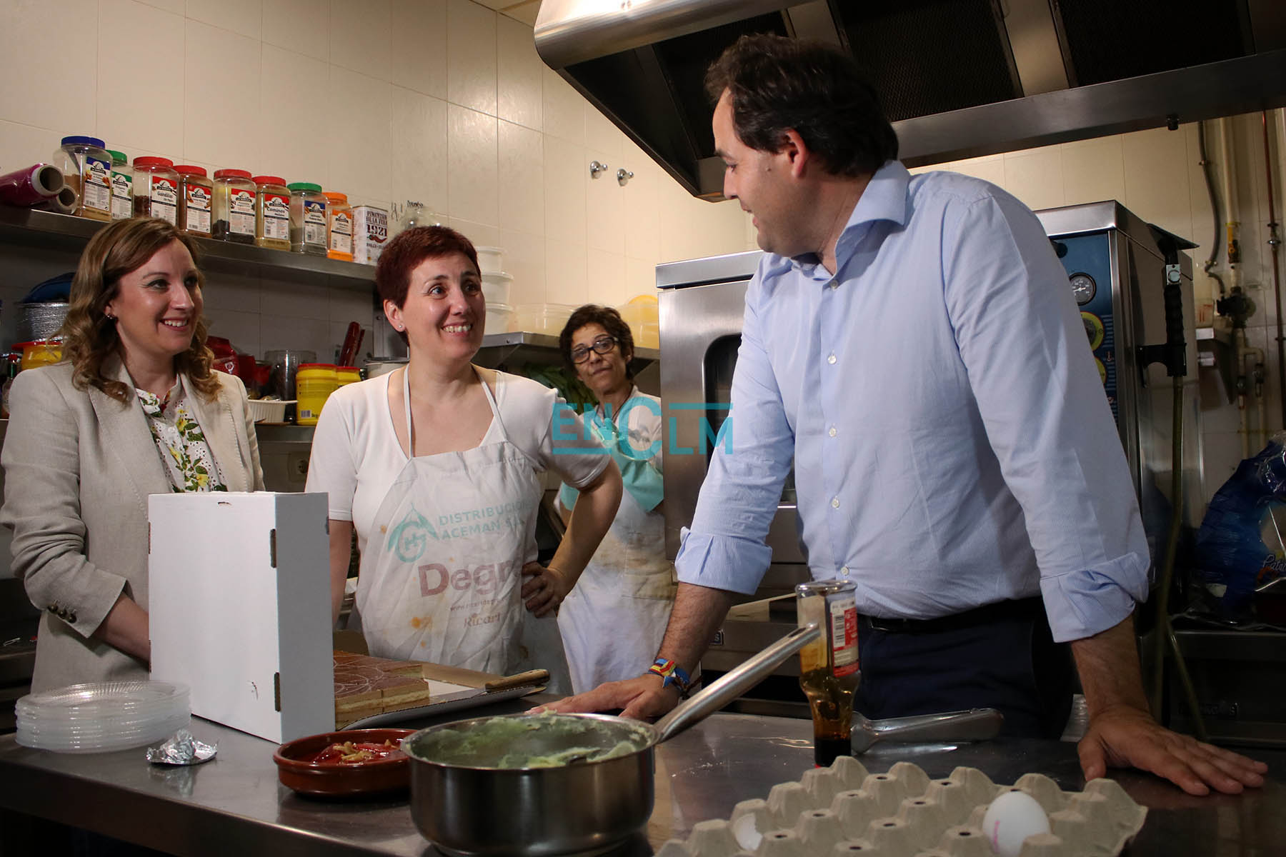 Paco Núñez, en la cocina de un restaurante en Argamasilla de Alba, en la provincia de Ciudad Real.