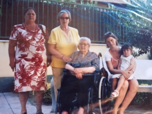 Cinco generaciones de talaveranas en una misma foto.