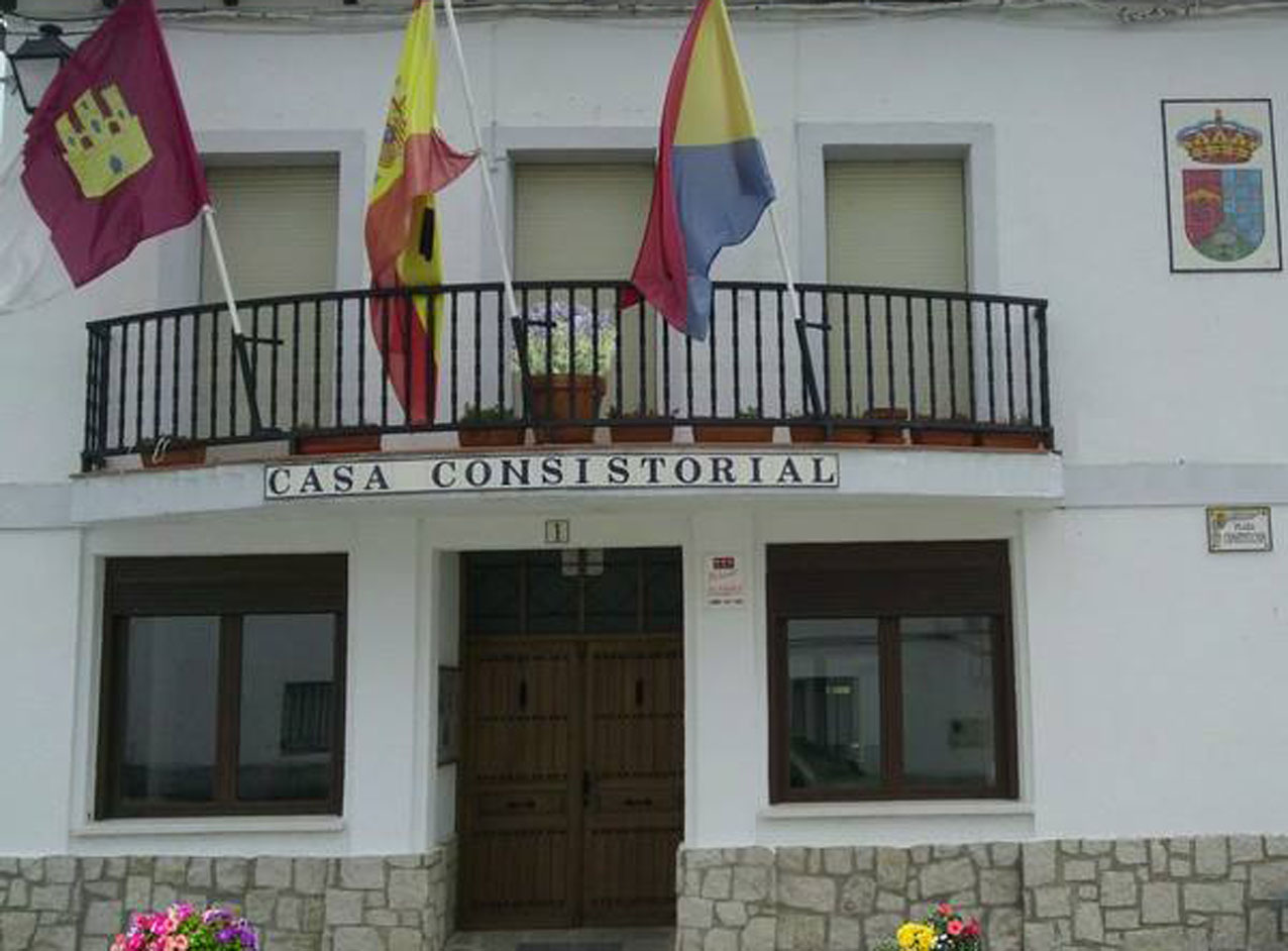 Imagen de la fachada del Ayuntamiento de Alcañizo.