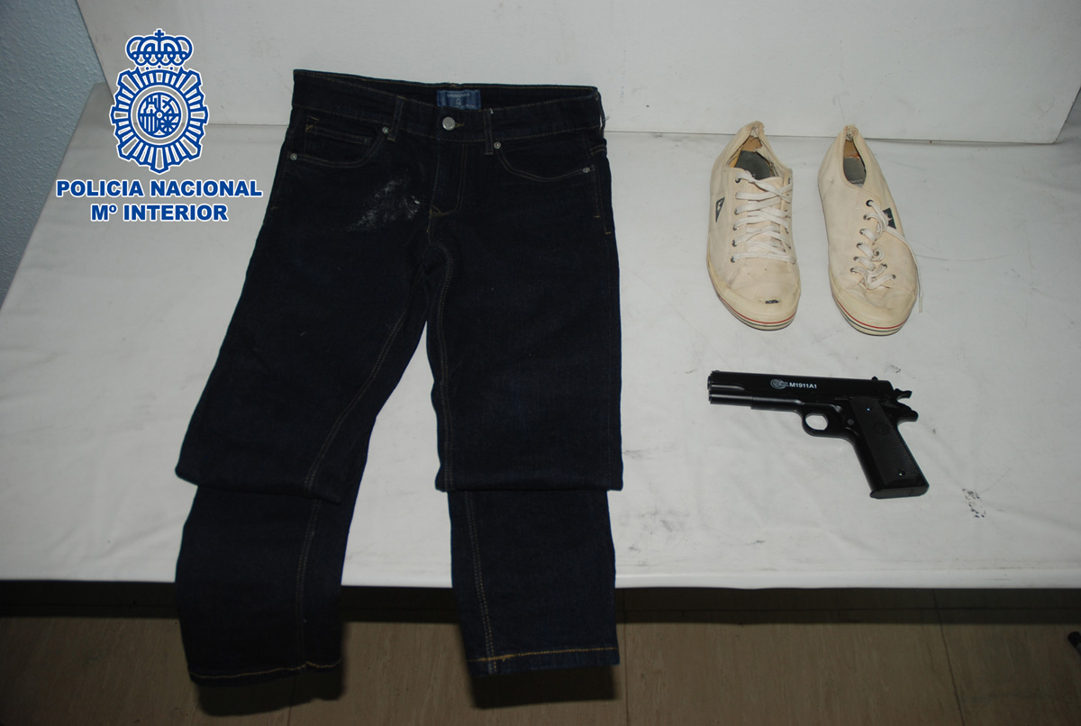 Los agentes intervinieron tanto la pistola como la ropa utilizada para cometer el robo.