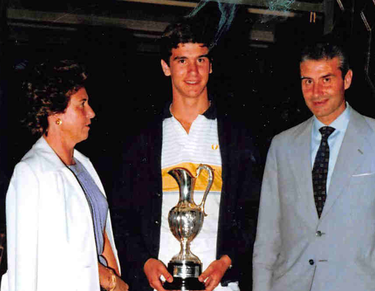 Antonio Román, en su etapa de deportista profesional, junto a sus padres.