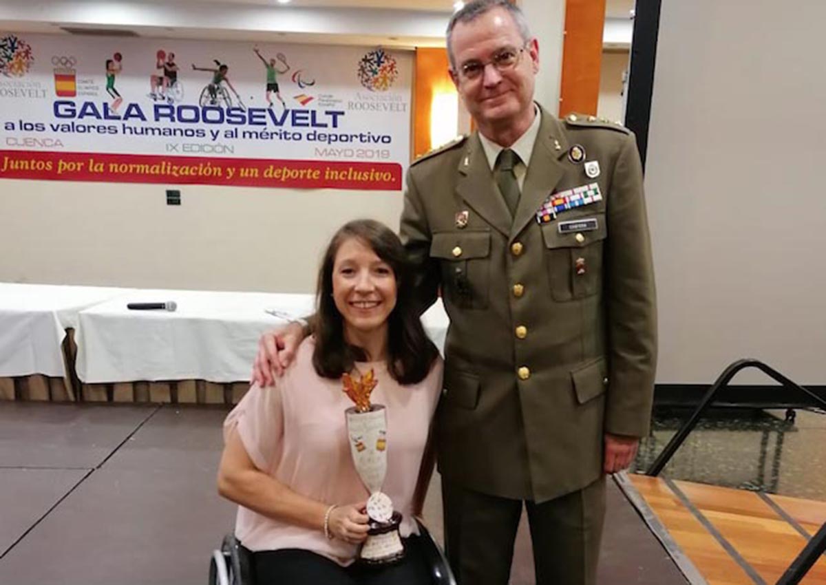 Isabel Fernández, con el coronel Ángel María Cantera, subdelegado de Defensa en Cuenca