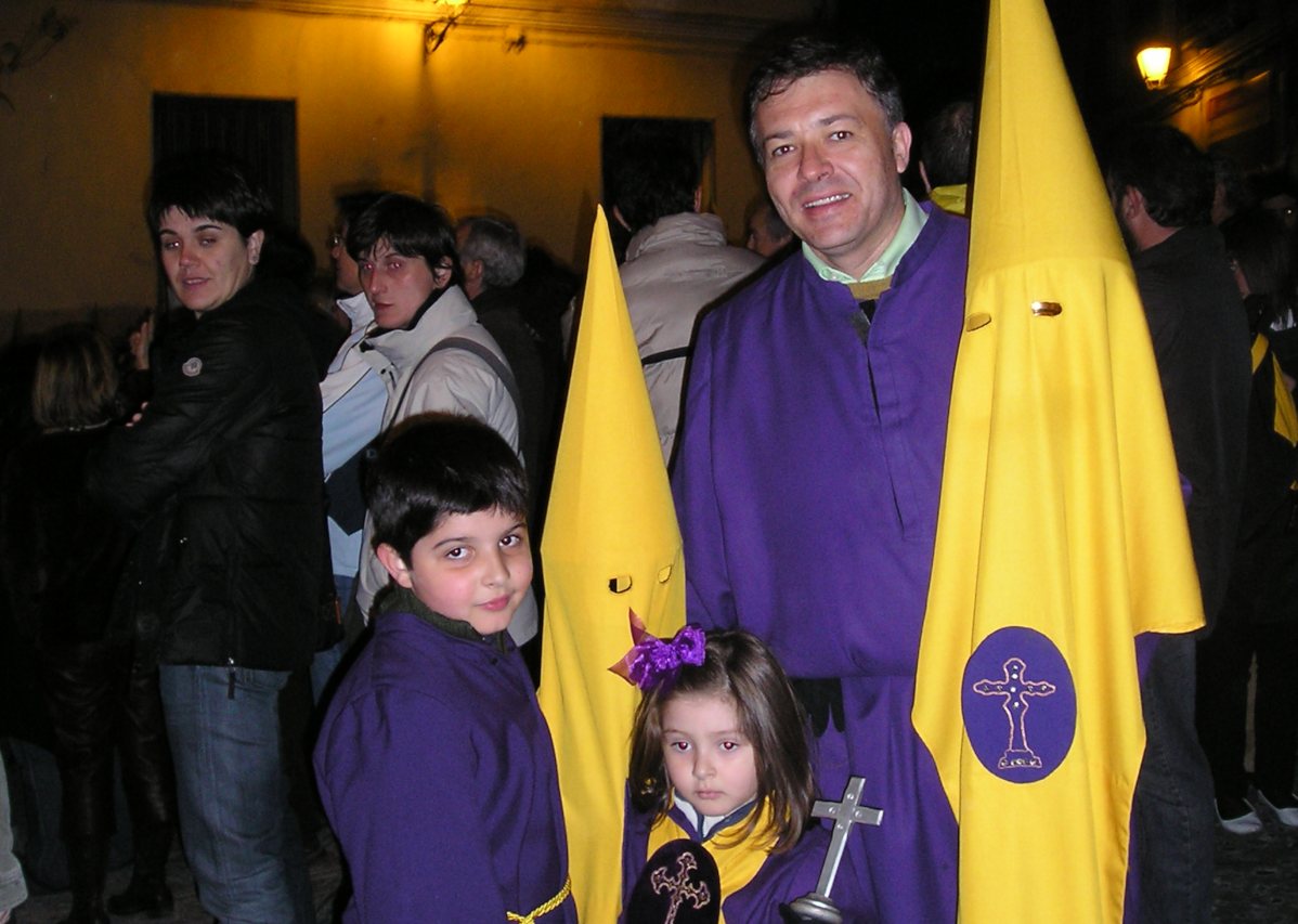 Darío Dolz ha inculcado a sus hijos su pasión por la Semana Santa y también son nazarenos.