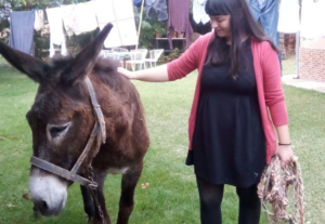 Eva Martínez y el burro desorientado que un buen día apareció por su casa.