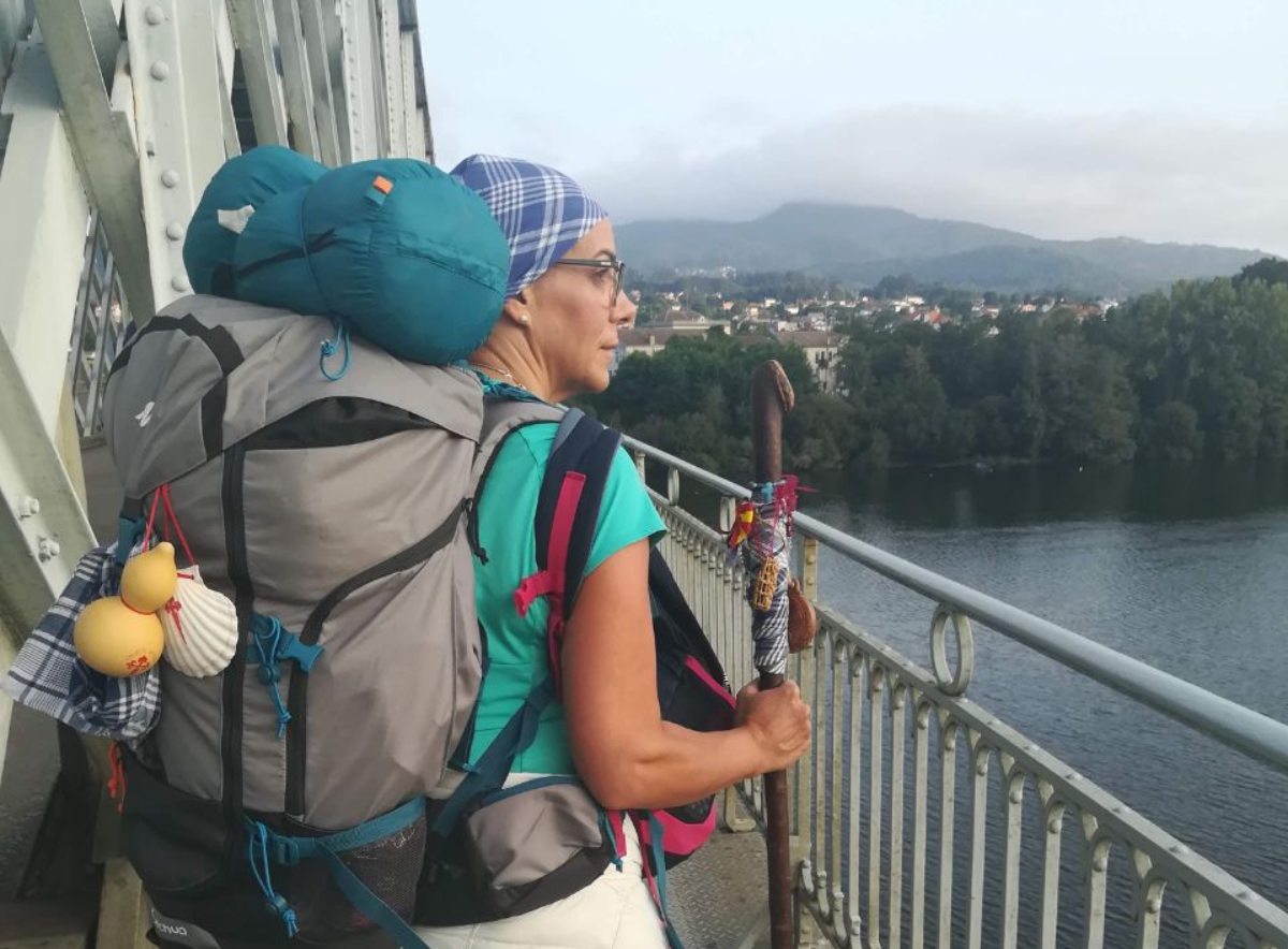 Eva Masías cruzando el Puente de Tui, entre España y Portugal, mientras realizaba el camino de Santiago.