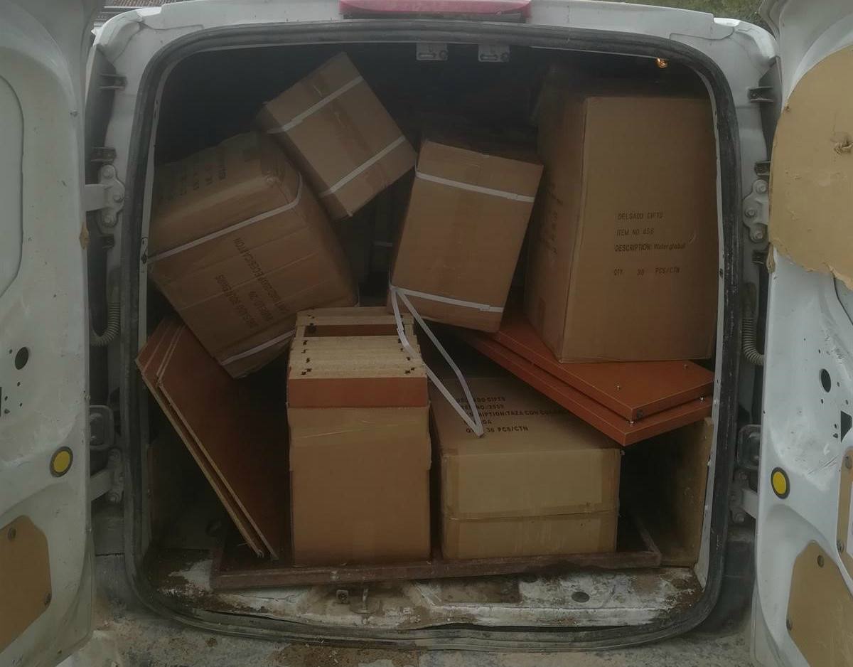 La Policía recuperó numerosas cajas de gran tamaño.