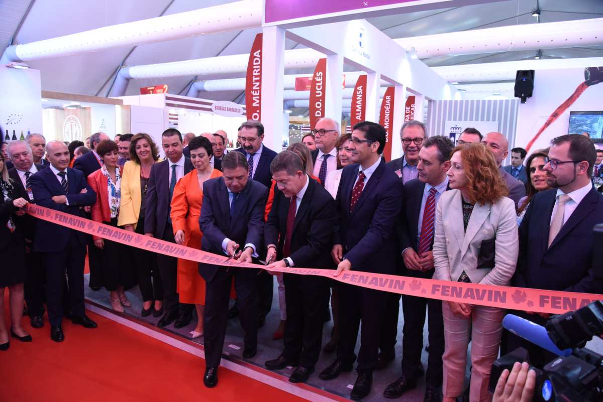 Luis Planas y Emiliano García-Page, ministro de Agricultura y presidente de CLM, cortando la cinta de inauguración.