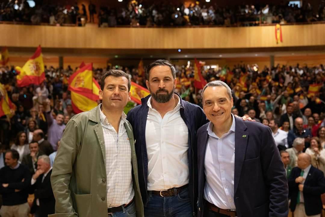 Santiago Abascal, Ricardo Chamorro y José Antonio Ruiz Valdepeñas en un acto en Ciudad Real.