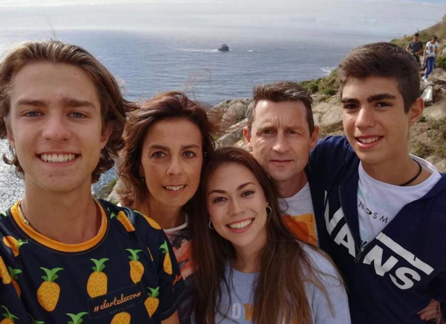 Luz Moya junto a su familia de vacaciones.
