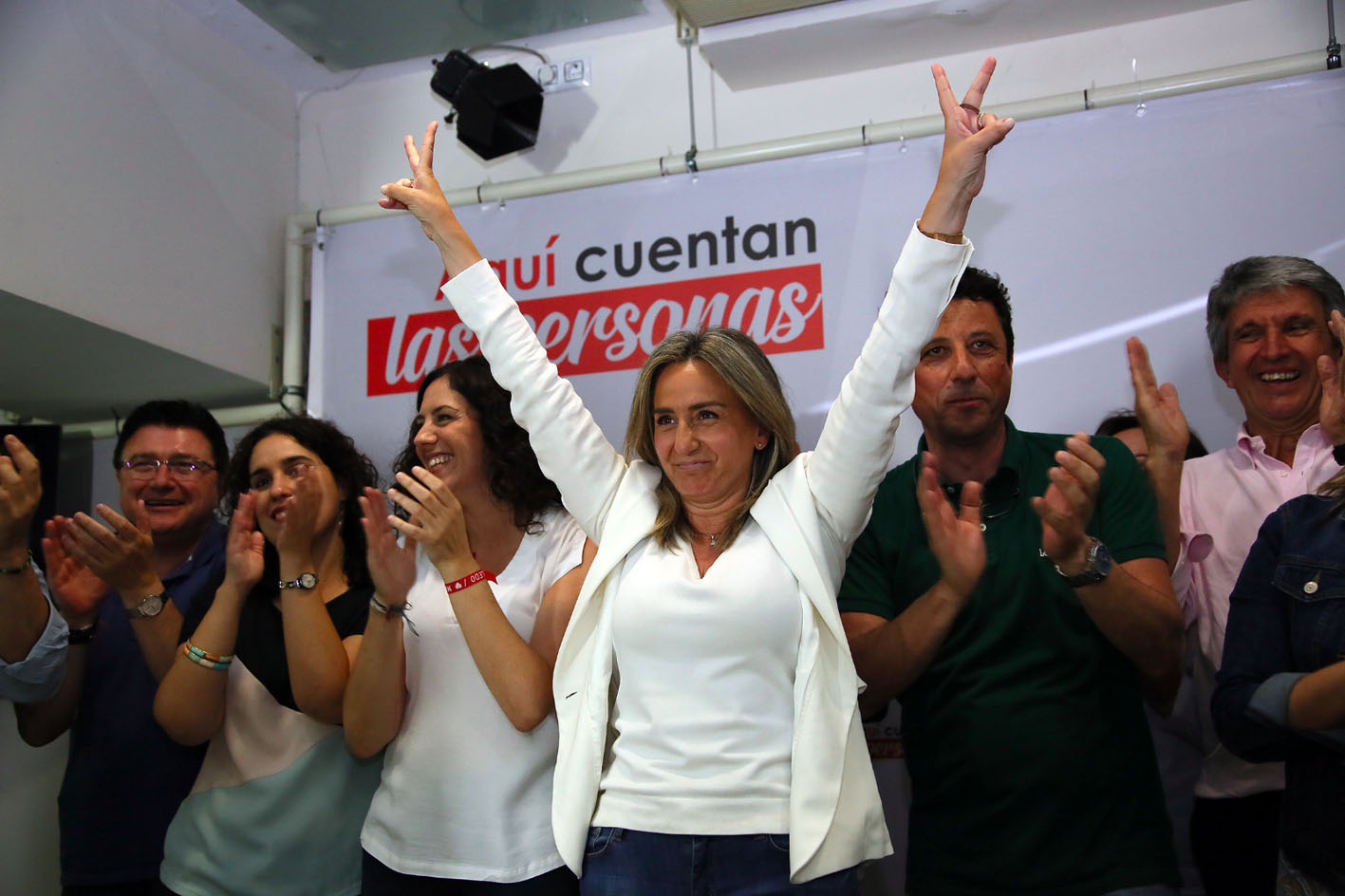 Tolón, eufórica, en la sede del PSOE celebrando los resultados.