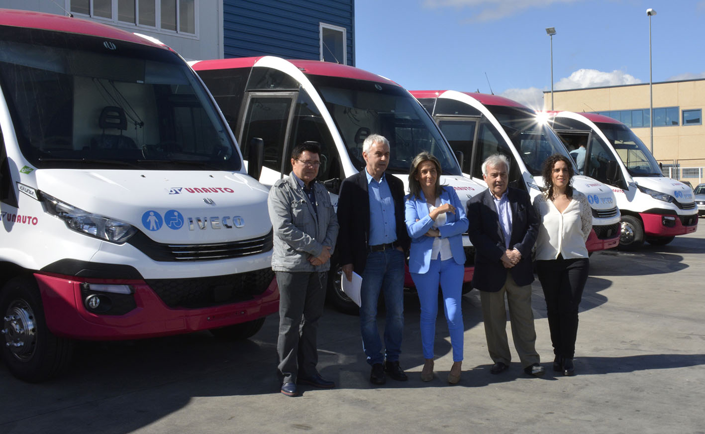 Tolón, en las instalaciones de Unauto en Toledo, junto a los nuevos microbuses.