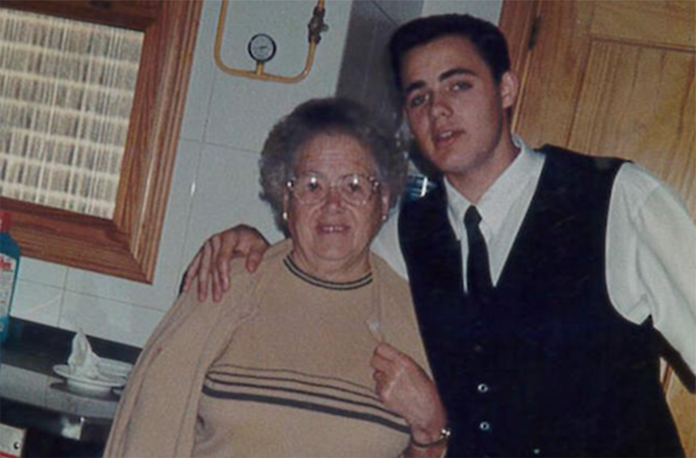 Paco Núñez, con su abuela María, la que le cuidó.