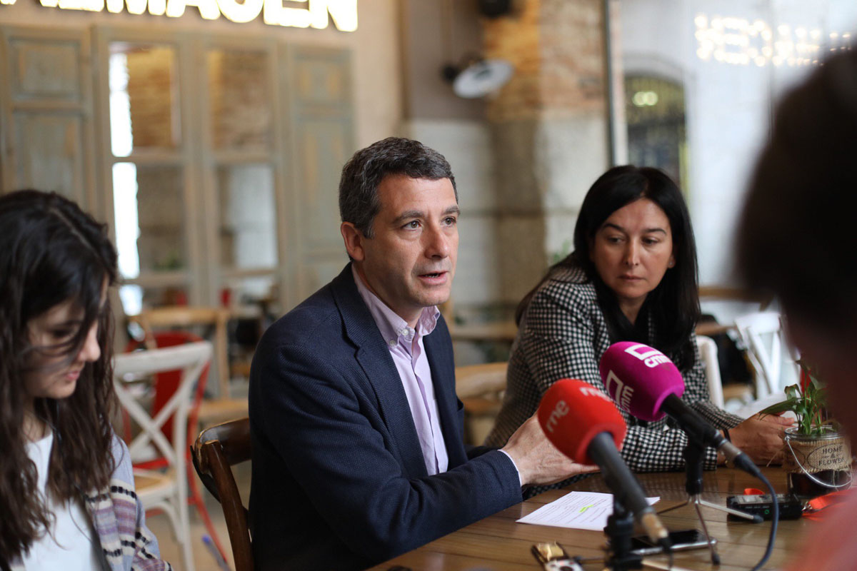 Desayuno de Cs Toledo con los medios.