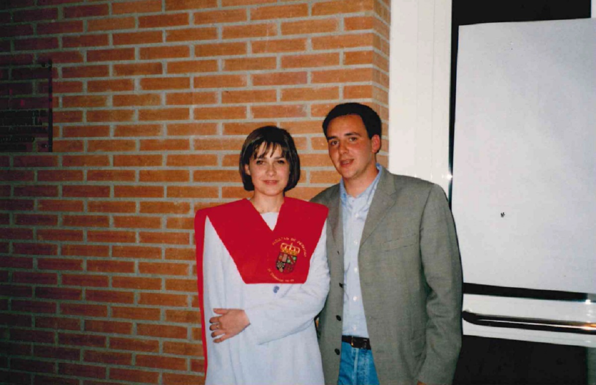 Carmen Picazo en el día de su graduación con su entonces novio y ahora marido, Antonio.
