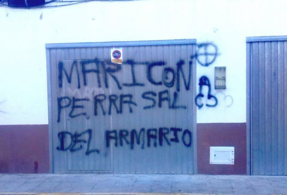 Las pinturas han aparecido en una vivienda particular y en varios comercios.