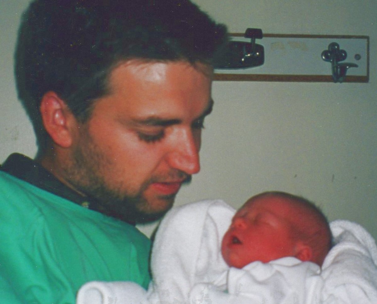 Rafael Pérez Borda junto con su primer hijo recién nacido.