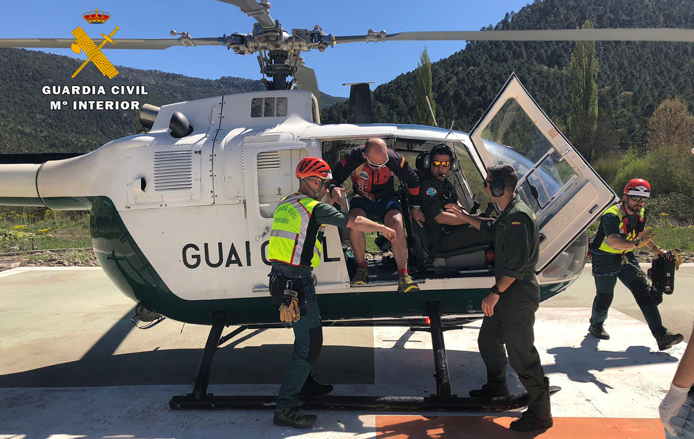 En la imagen, uno de los deportistas que tuvo que ser rescatado y trasladado en un helicóptero de la Guardia Civil.