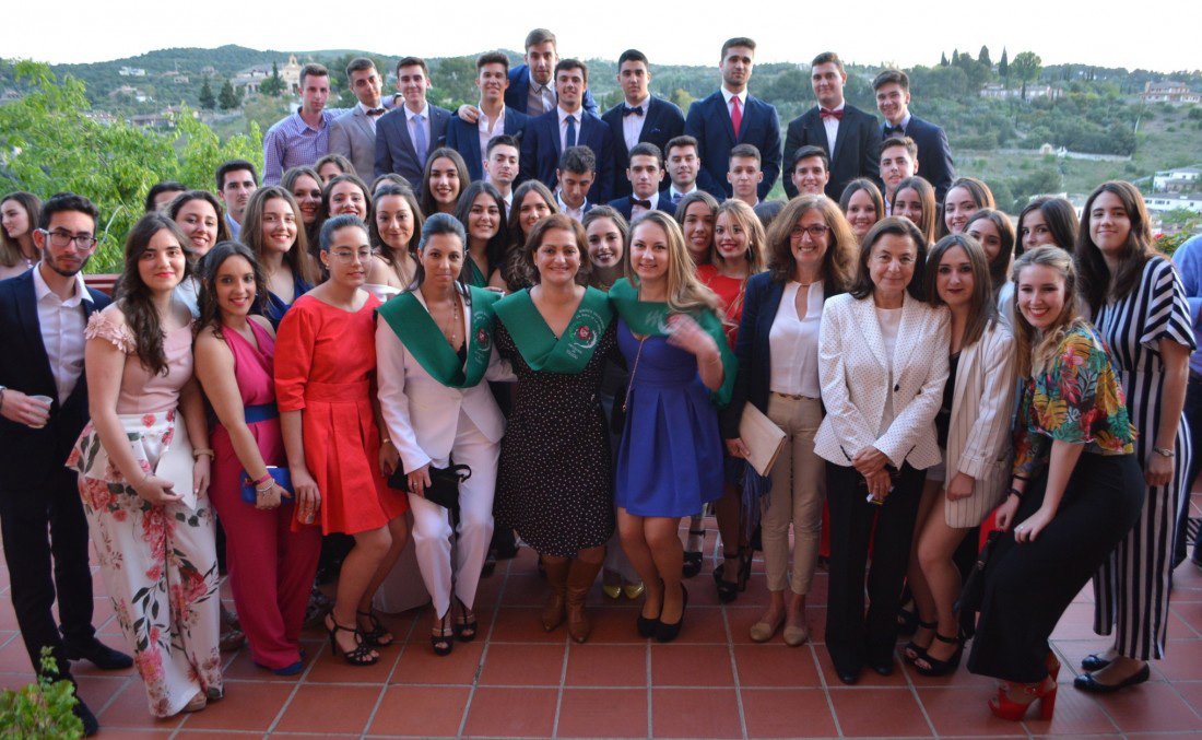 Imagen de archivo de responsables de la Diputación junto a jóvenes universitarios de la residencia.