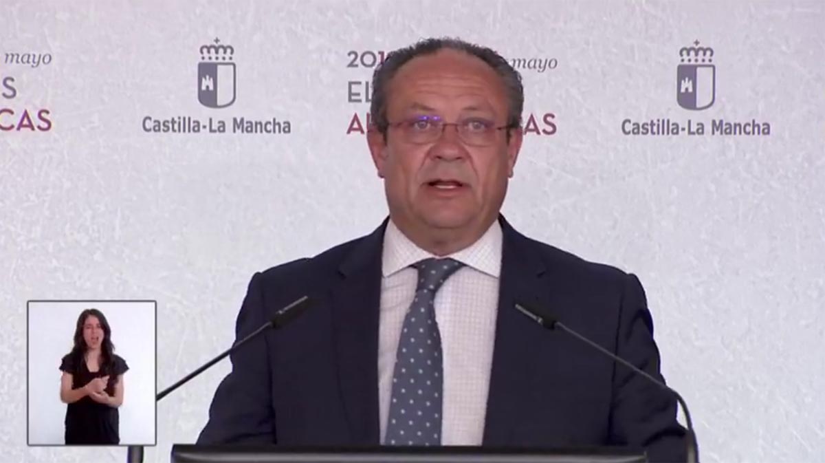 Juan Alfonso Ruiz Molina, informando de la apertura de las mesas electorales
