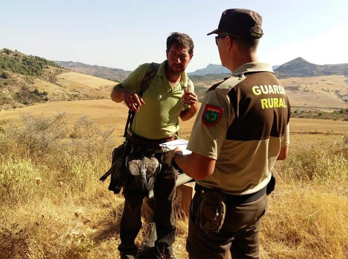 Dos guardias rurales que ejercen su trabajo en los campos de España