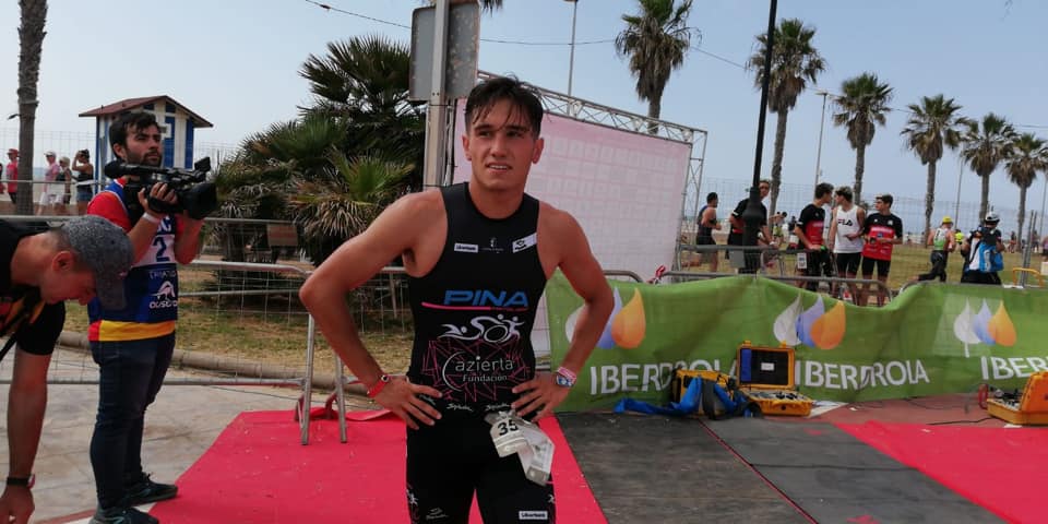 Ángel Sánchez Carreras tras lograr la victoria en el triatlón junio,